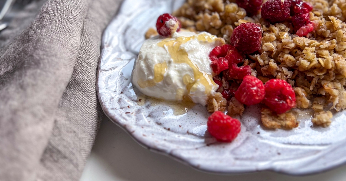 Recept: Scrambled oats med grekisk yoghurt & bär
