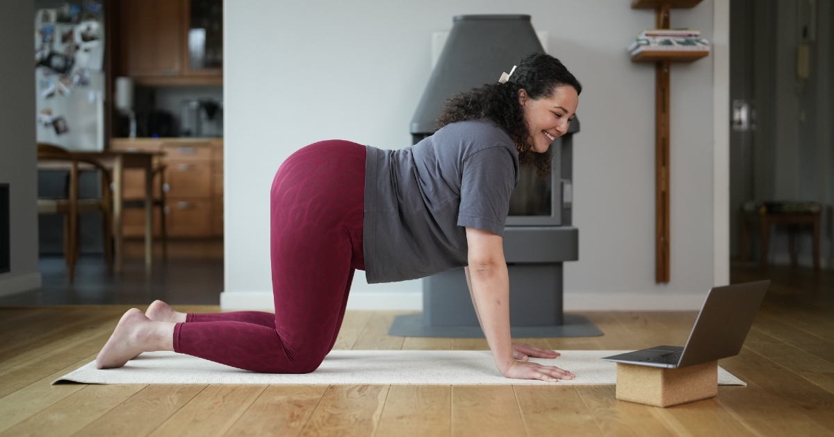 Yoga för nybörjare – enkla övningar att göra hemma thumbnail