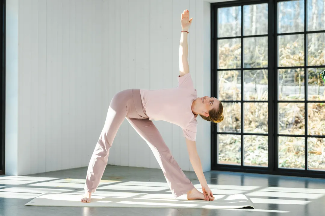 Yogaläraren Sheila Arnell gör yogapositionen triangeln.